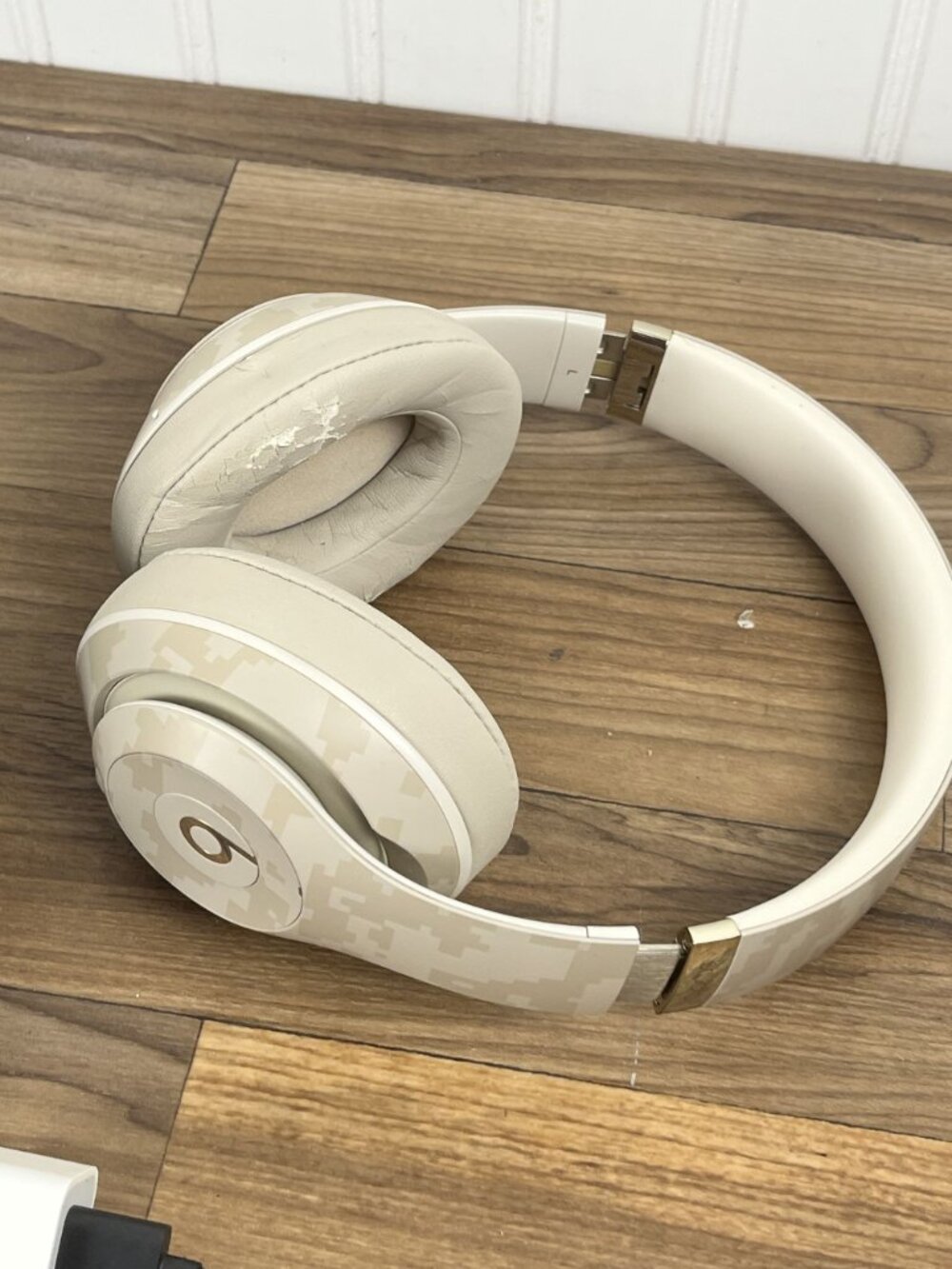 Beats Studio3 Wireless – Camo Edition With Charger + Case - Picture 9 of 11